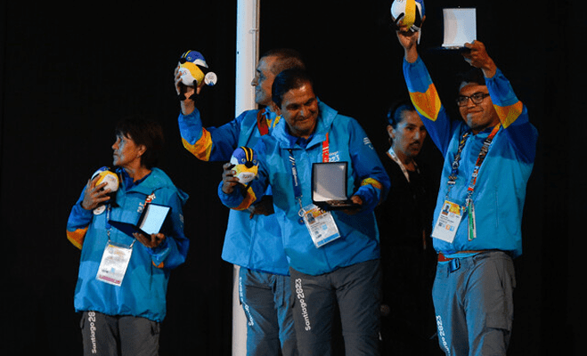 Equipo de paratletas en la ceremonia de premiación