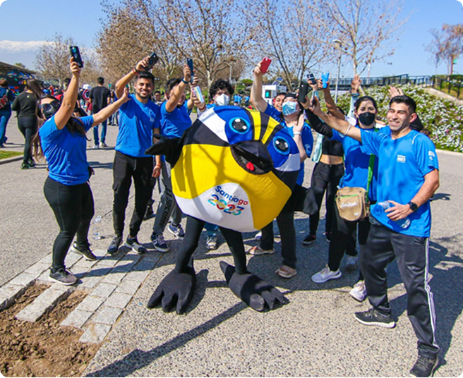 Mascota Fiu de Santiago 2023 con un grupo de voluntarios.